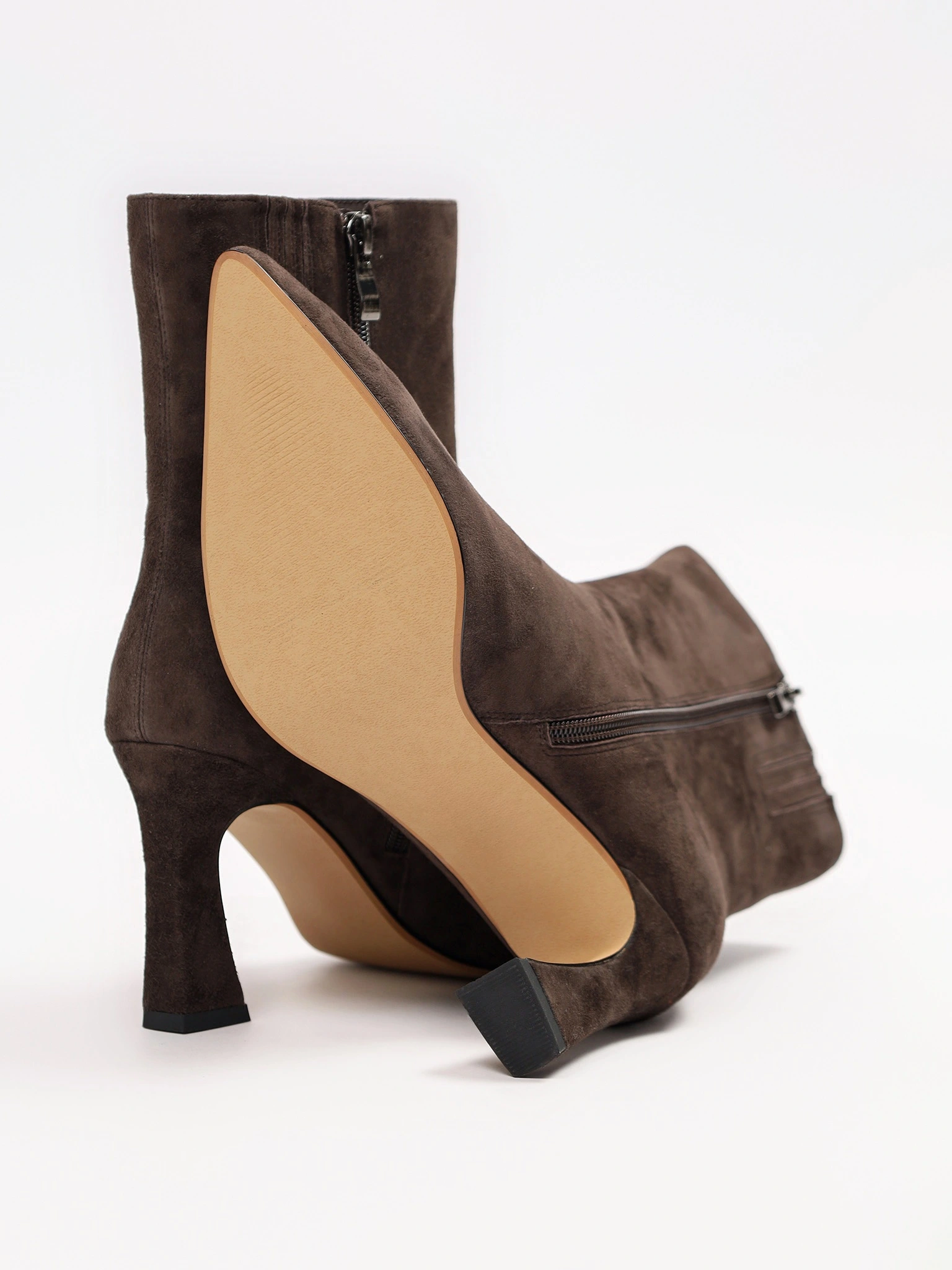 Ботильоны коричневого цвета на выоком каблуке